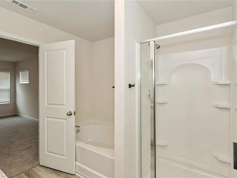 668 Mackenzie Cv — Photo 21