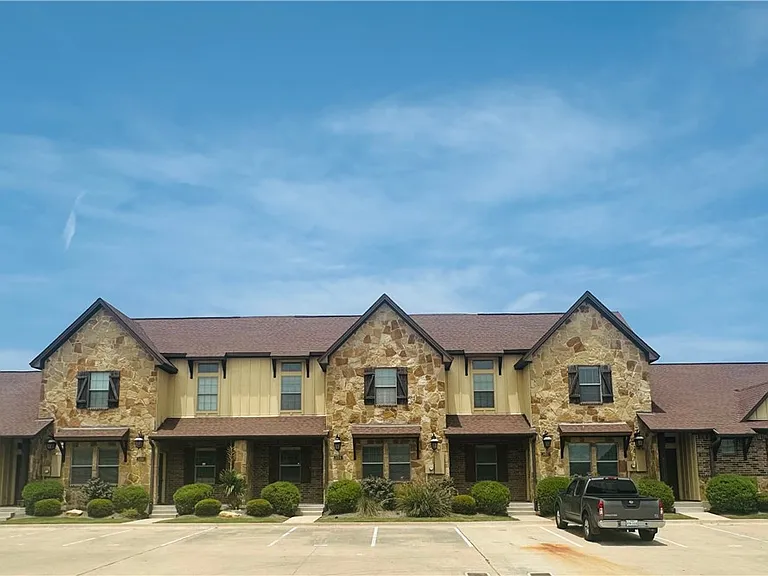 402 Baby Bear Dr — Photo 1
