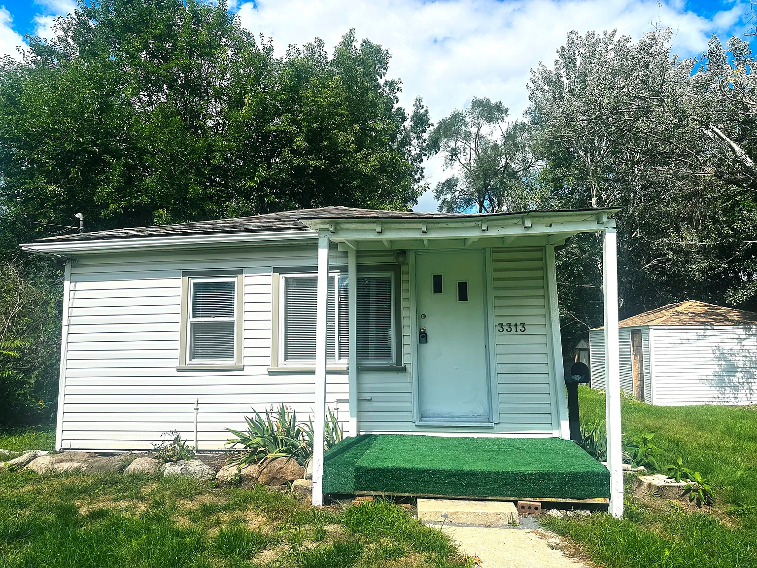 3 bed, 1298 sqft, $1,400 — Photo 1