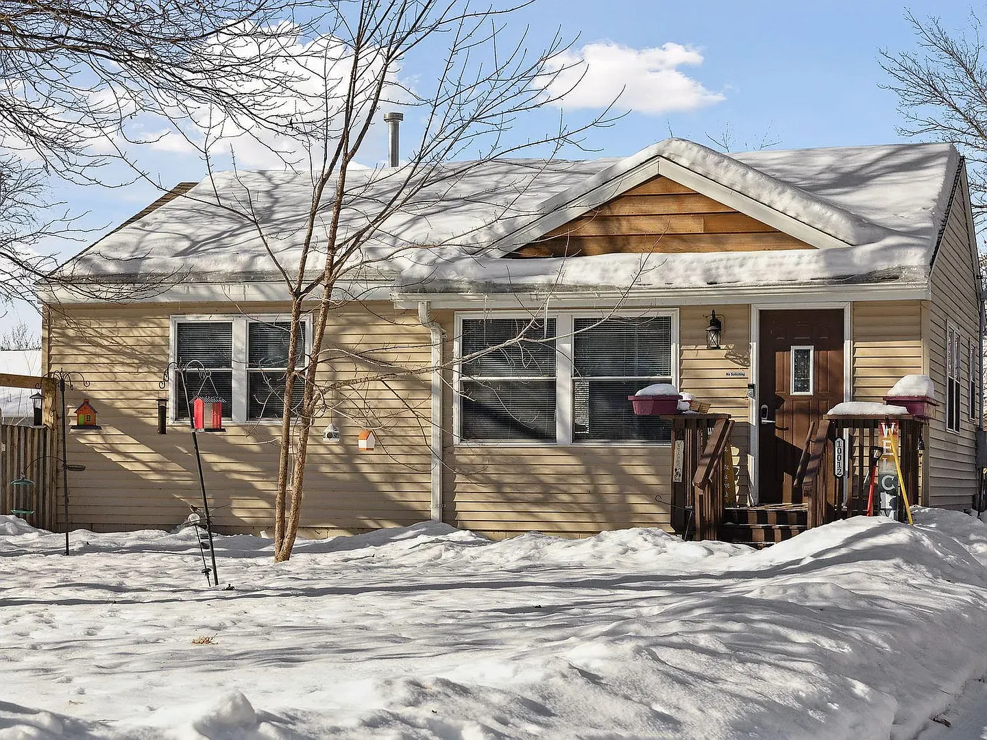Updated 3 Bed | 1 Bath Duplex W/ Private Fenced Yard & Laundry — Photo 1