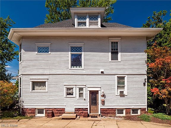 4th image of 841 Center St