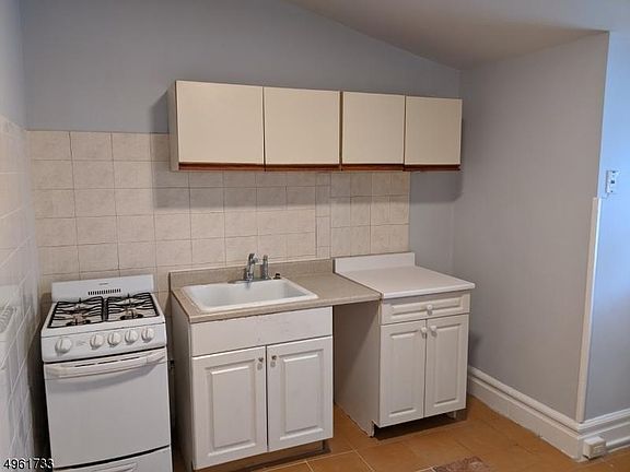 2nd image of 19 Montrose Ave #3