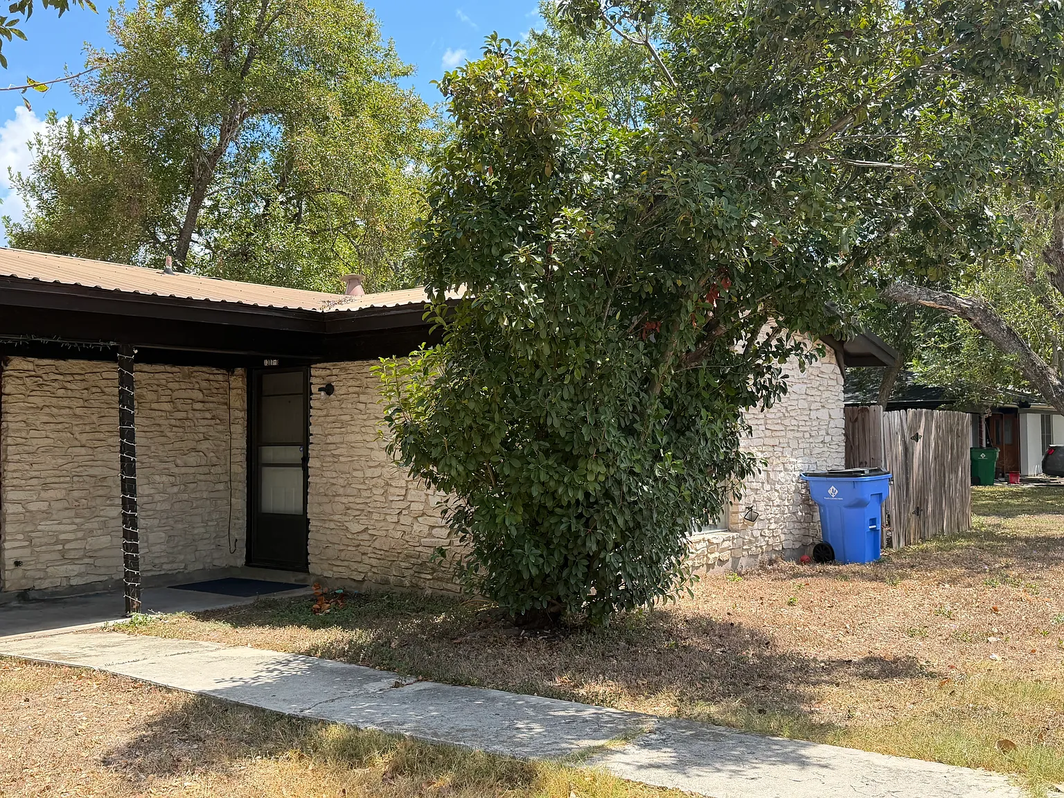 2 bed, $950 — Photo 1