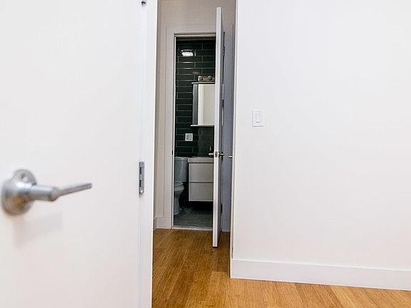 5th image of 256 Graham Ave #404