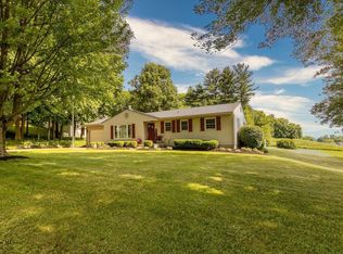 887 Rainbow Dr NE, Lancaster, OH 43130