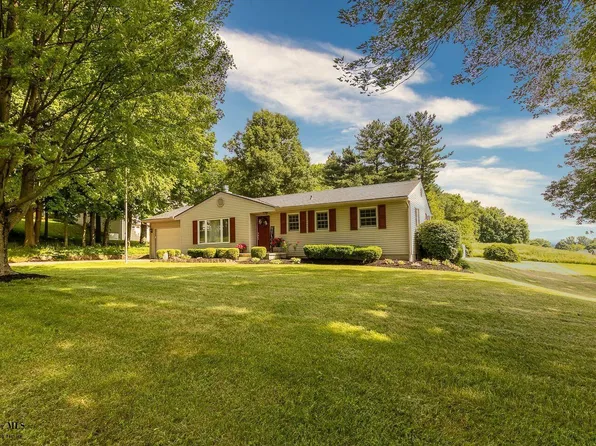 887 Rainbow Dr NE, Lancaster, OH 43130