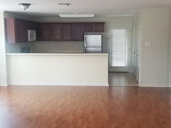 3rd image of 533 Versailles Blvd APT A