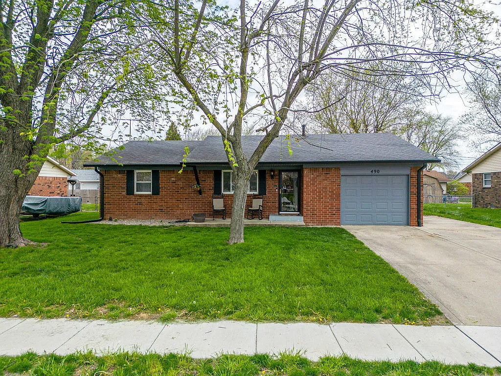 490 Colony Dr photo 1