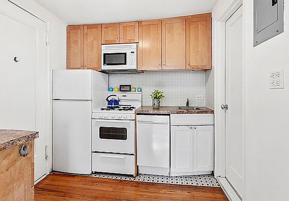 4th image of 340 E 20th St APT 4R
