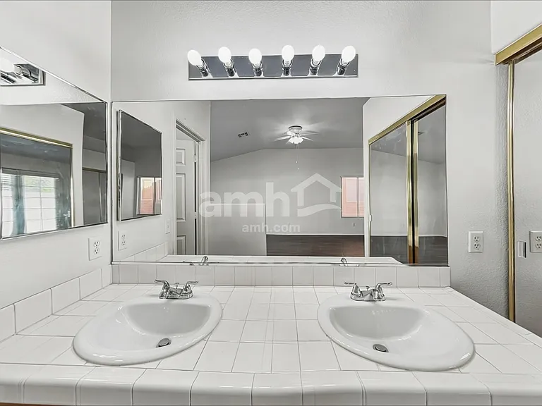 222 Mariposa Way — Photo 11