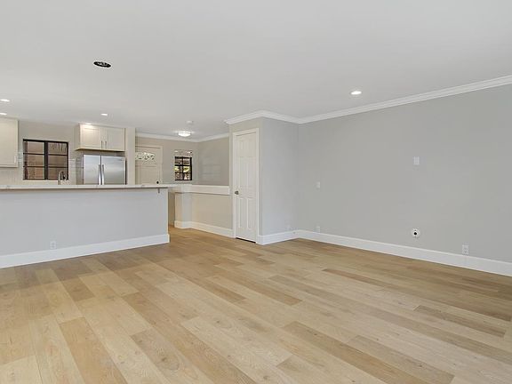 5th image of 8860 Villa La Jolla Dr Unit 220