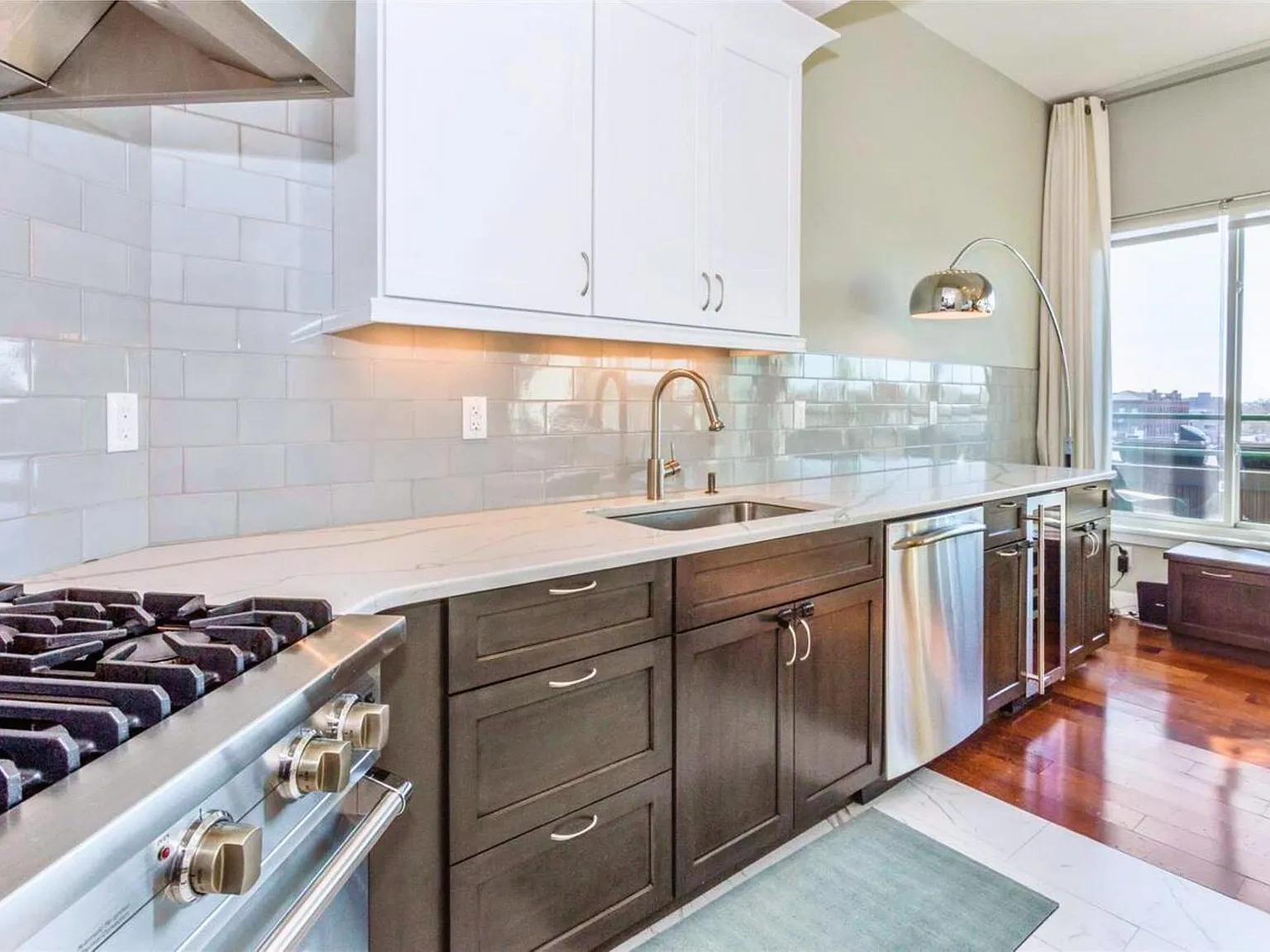 2 bed, 2.0 bath, 1322 sqft, $4,300 — Photo 3