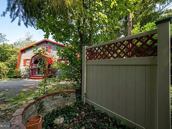 3rd image of 619 Hotel Rd