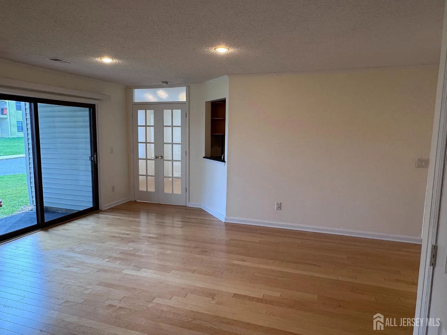 3 bed, 2.0 bath, 1158 sqft, $2,900 — Photo 2
