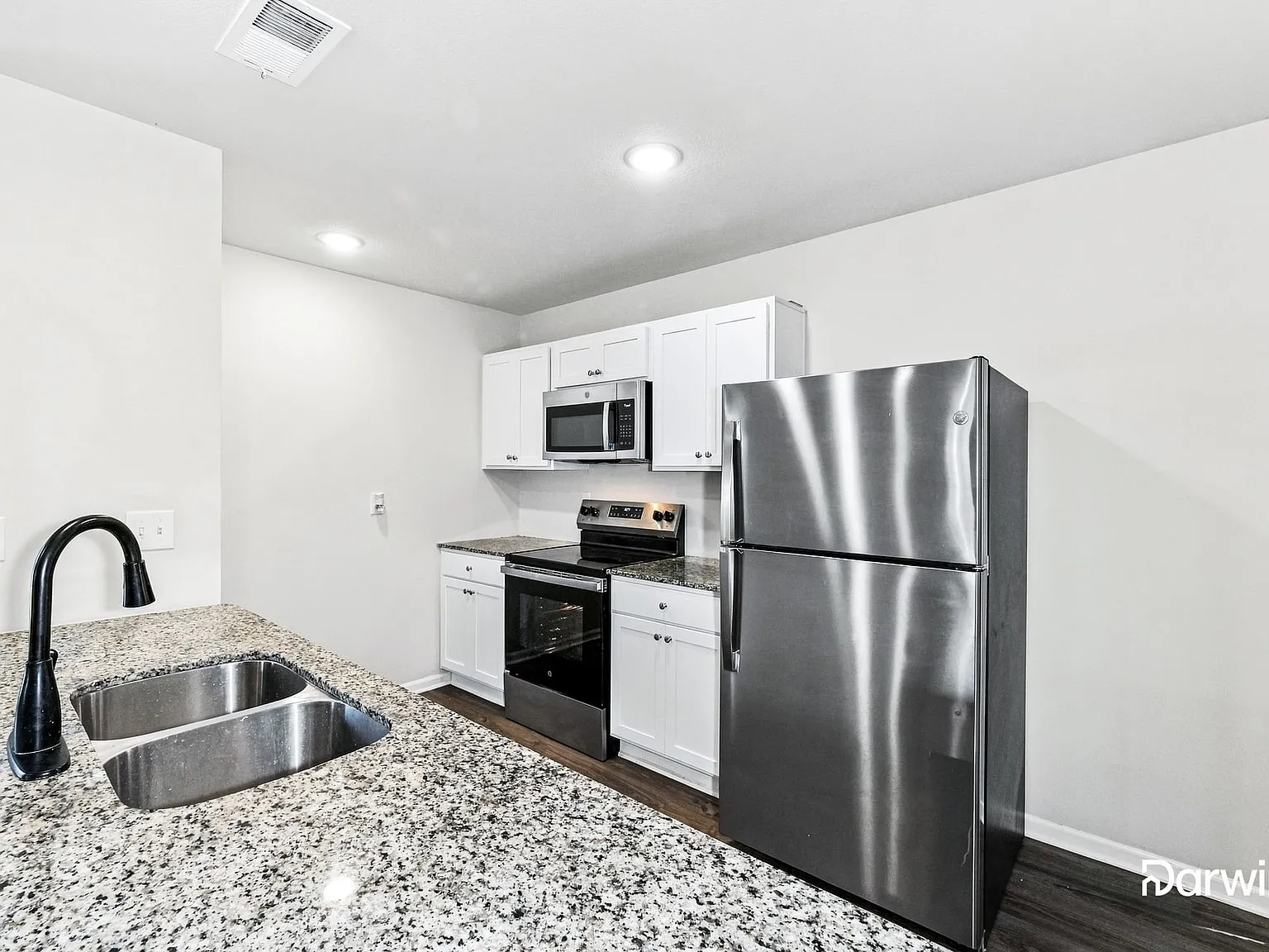 3 bed, 2.5 bath, 1271 sqft, $1,760 — Photo 3