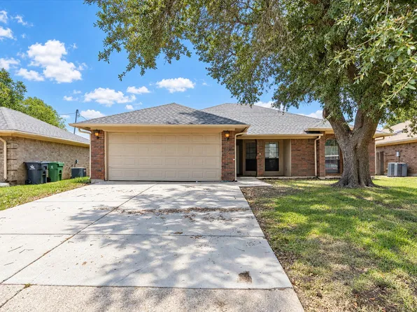 802 Crystal Creek Ln, Arlington, TX 76001