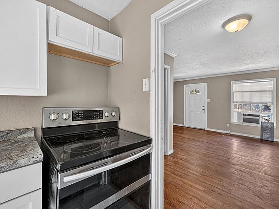 3rd image of 3933 Winfield Ave