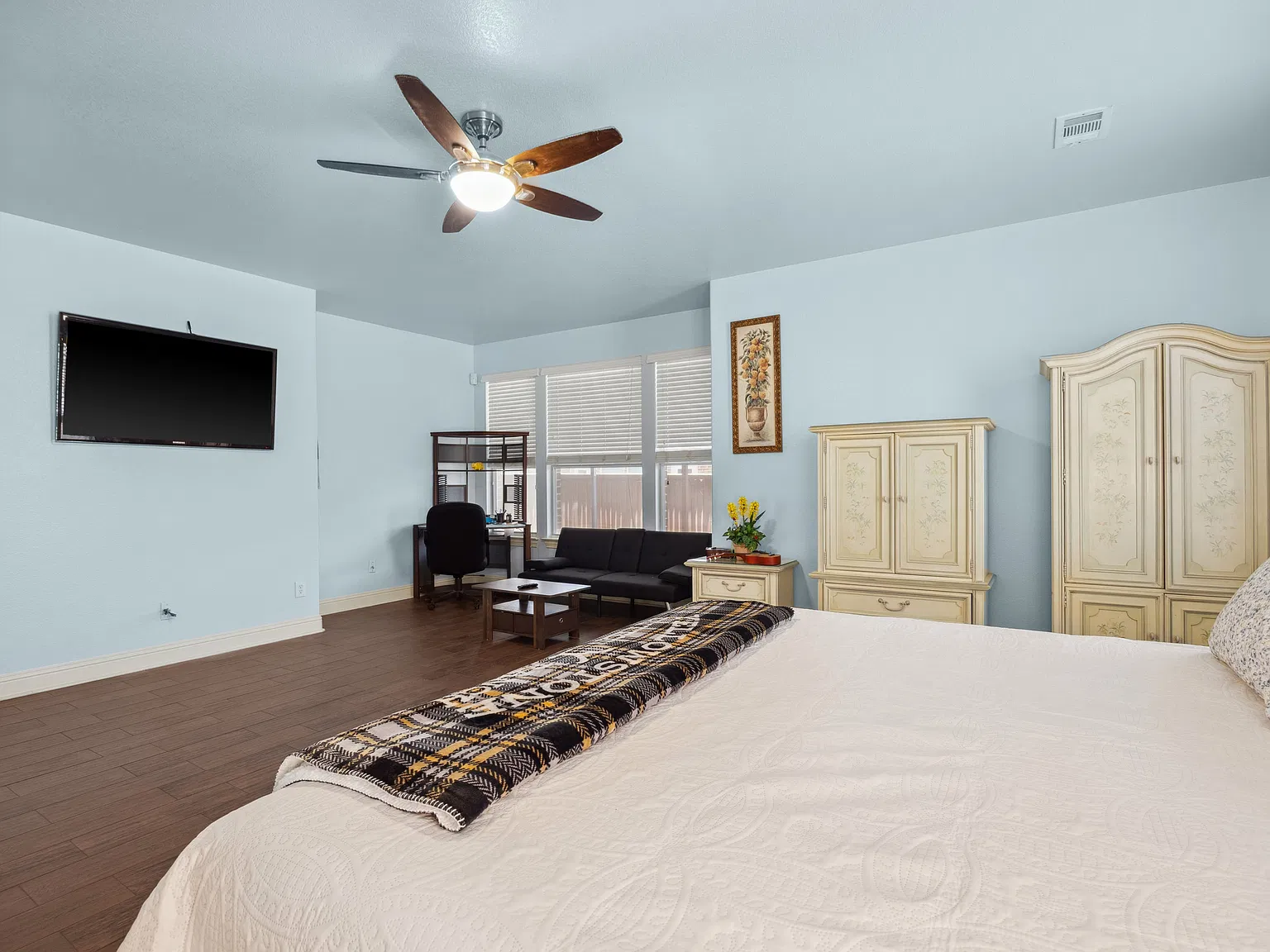 4 bed, 4000 sqft, $3,700 — Photo 2