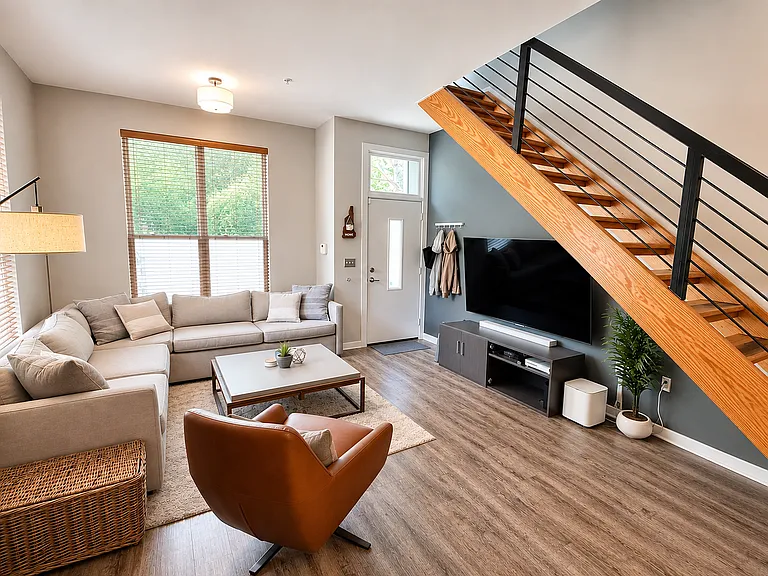 3229 Wesley Ave — Photo 1