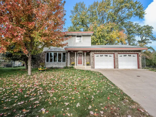1667 Ross Ln, White Bear Township, MN 55110