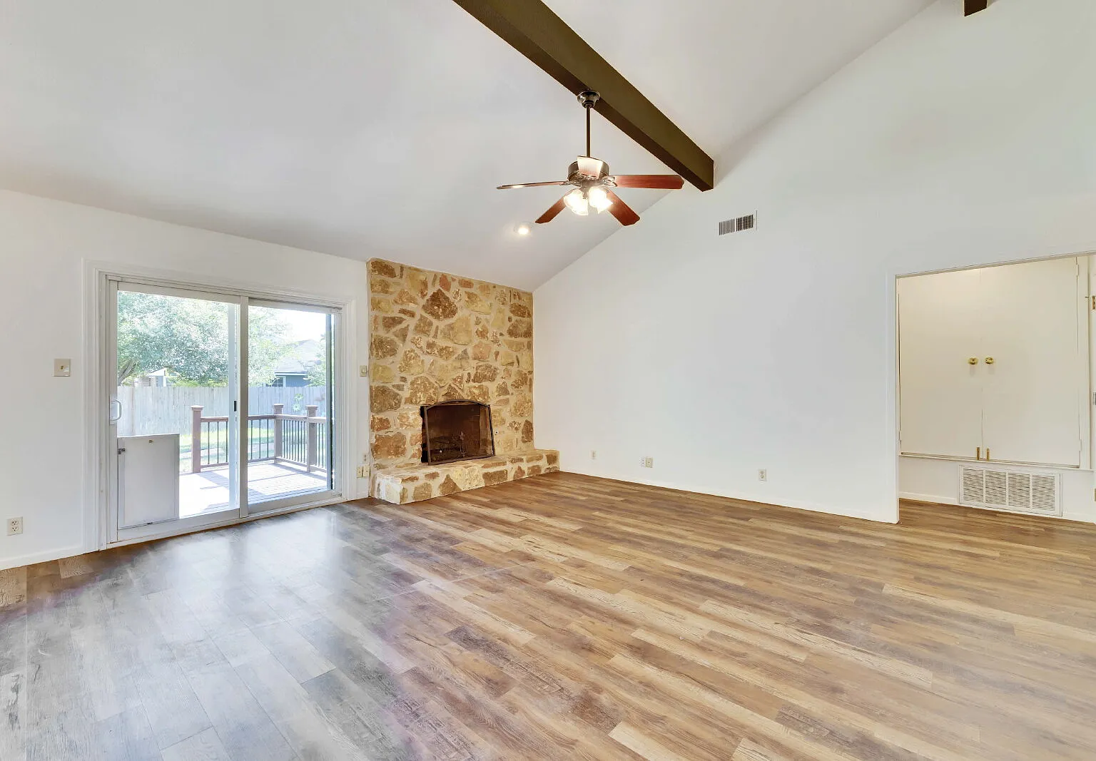 3 bed, 2.0 bath, 1289 sqft, $1,995 — Photo 4