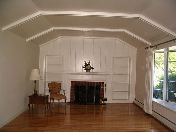 Impressive vaulted ceiling in fireplaced livingrm