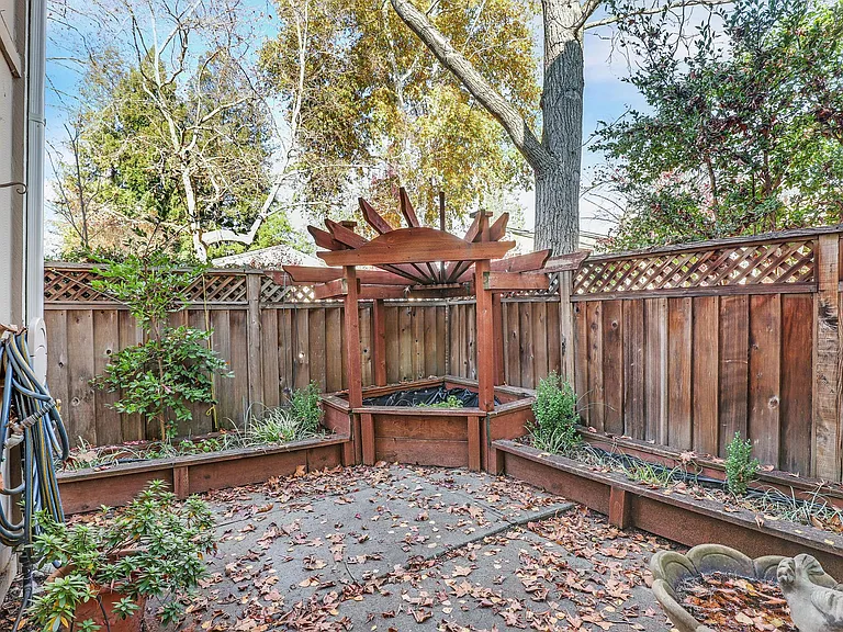 601 Garden Creek Pl — Photo 32