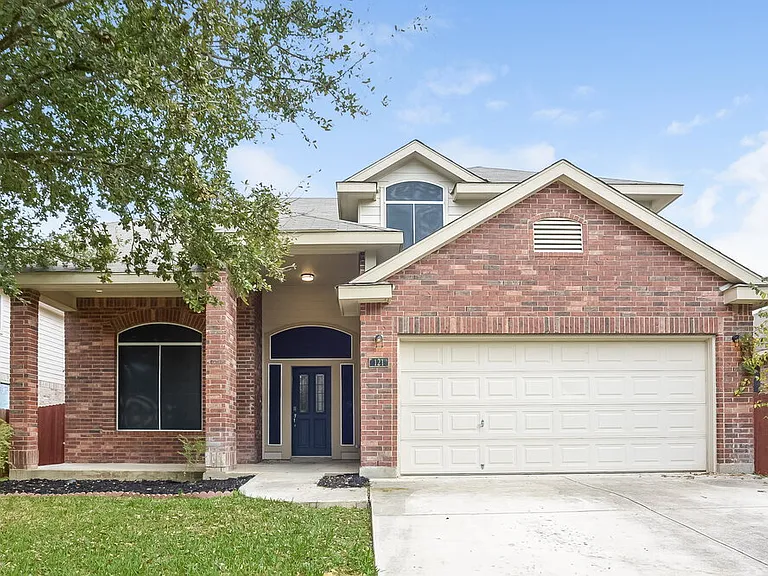 121 Yeager Cir — Photo 1