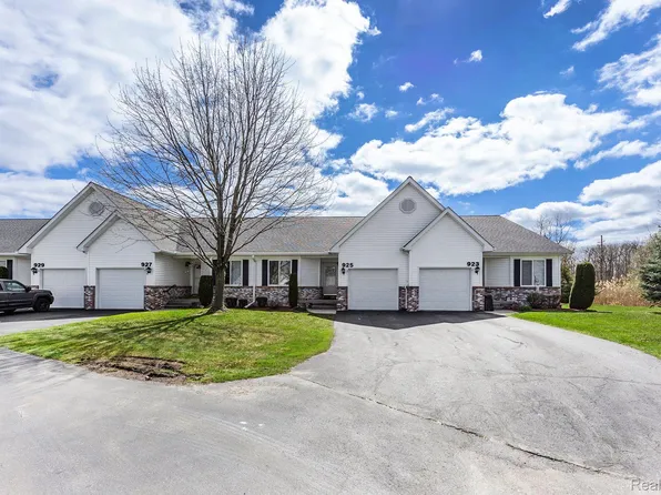 925 Lighthouse Dr, Marysville, MI 48040