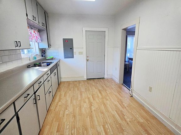 4th image of 215 Athens St