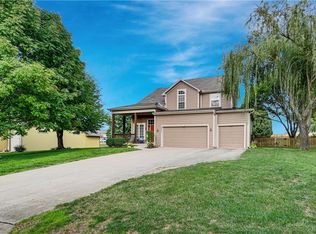 8477 Timber Trails Dr, De Soto, KS 66018