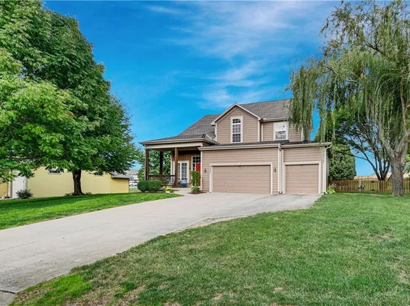 8477 Timber Trails Dr, De Soto, KS 66018