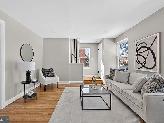 5th image of 914 Dennis Ave