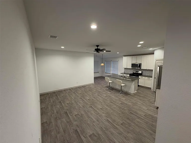 610 Lost Creek Dr — Photo 3