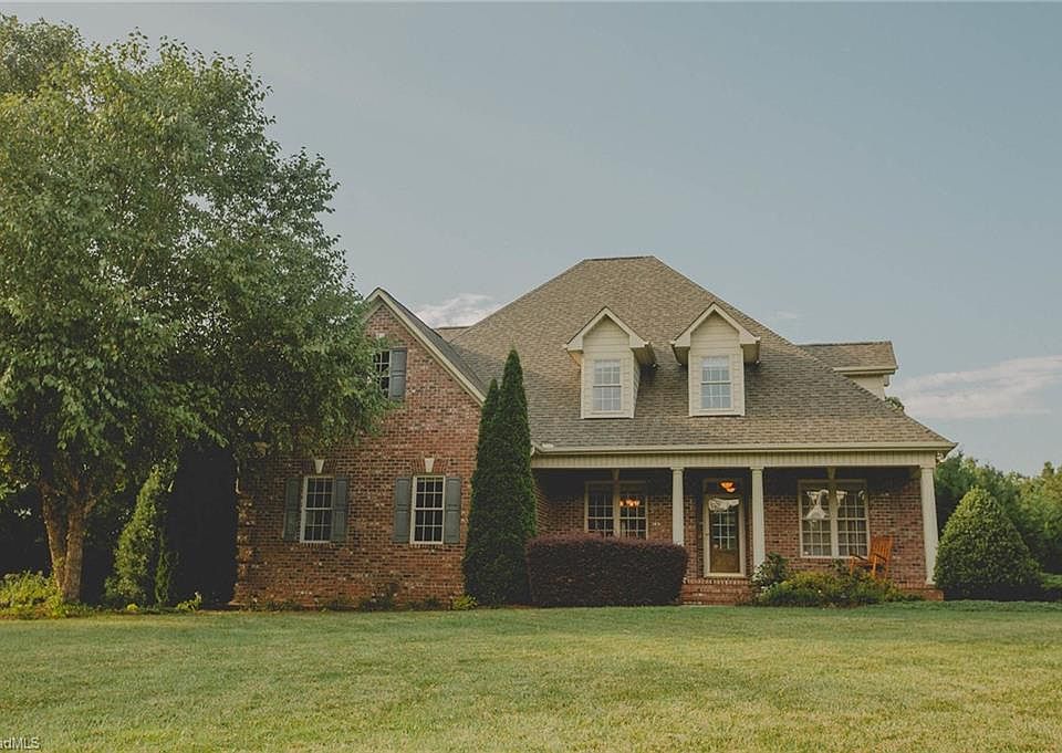 1st image of 306 Lake Walk Dr