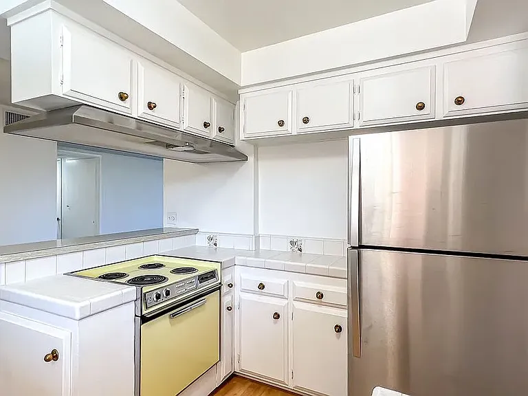 1830 Taft Ave — Photo 2