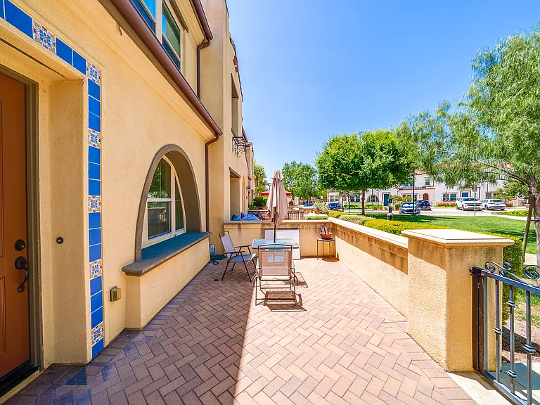2533 Almeria Ln — Photo 24