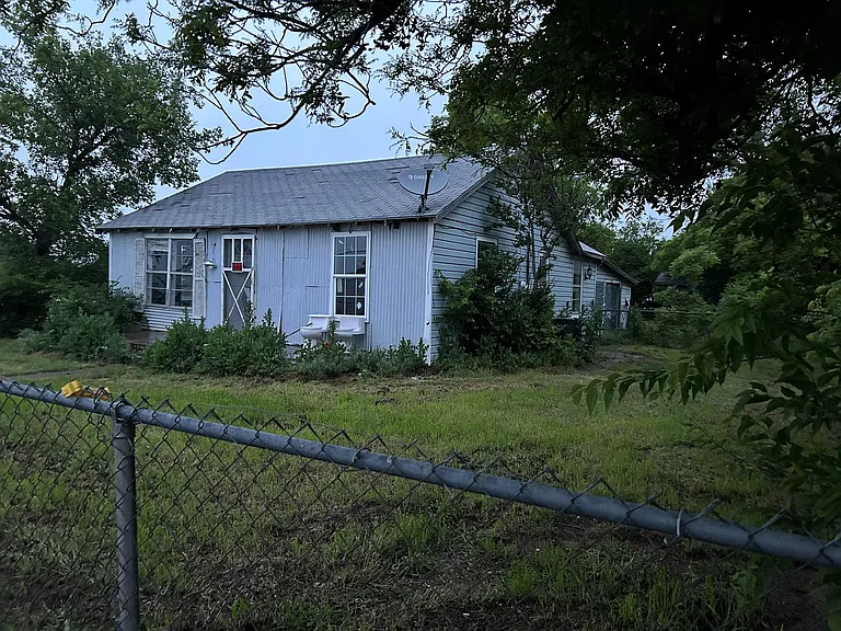 221 S Central Ave — Photo 16
