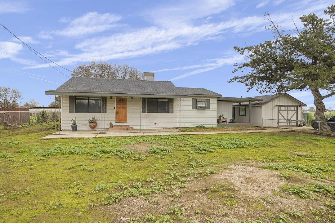4 bed, $2,500 — Photo 2