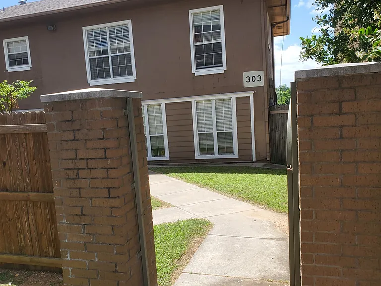 303 W Hickory St — Photo 4