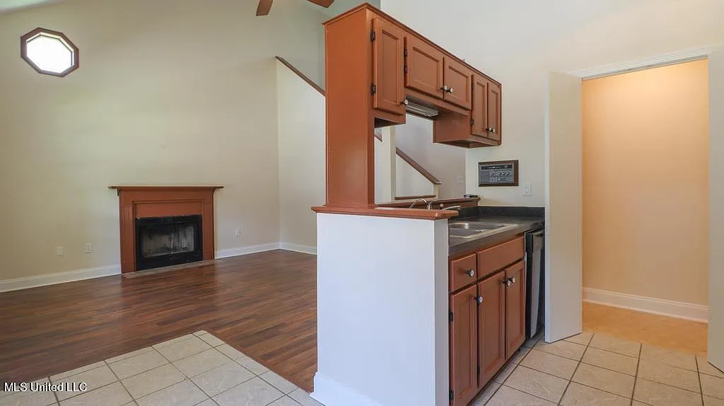 3 bed, 2.0 bath, 1328 sqft, $1,595 — Photo 2