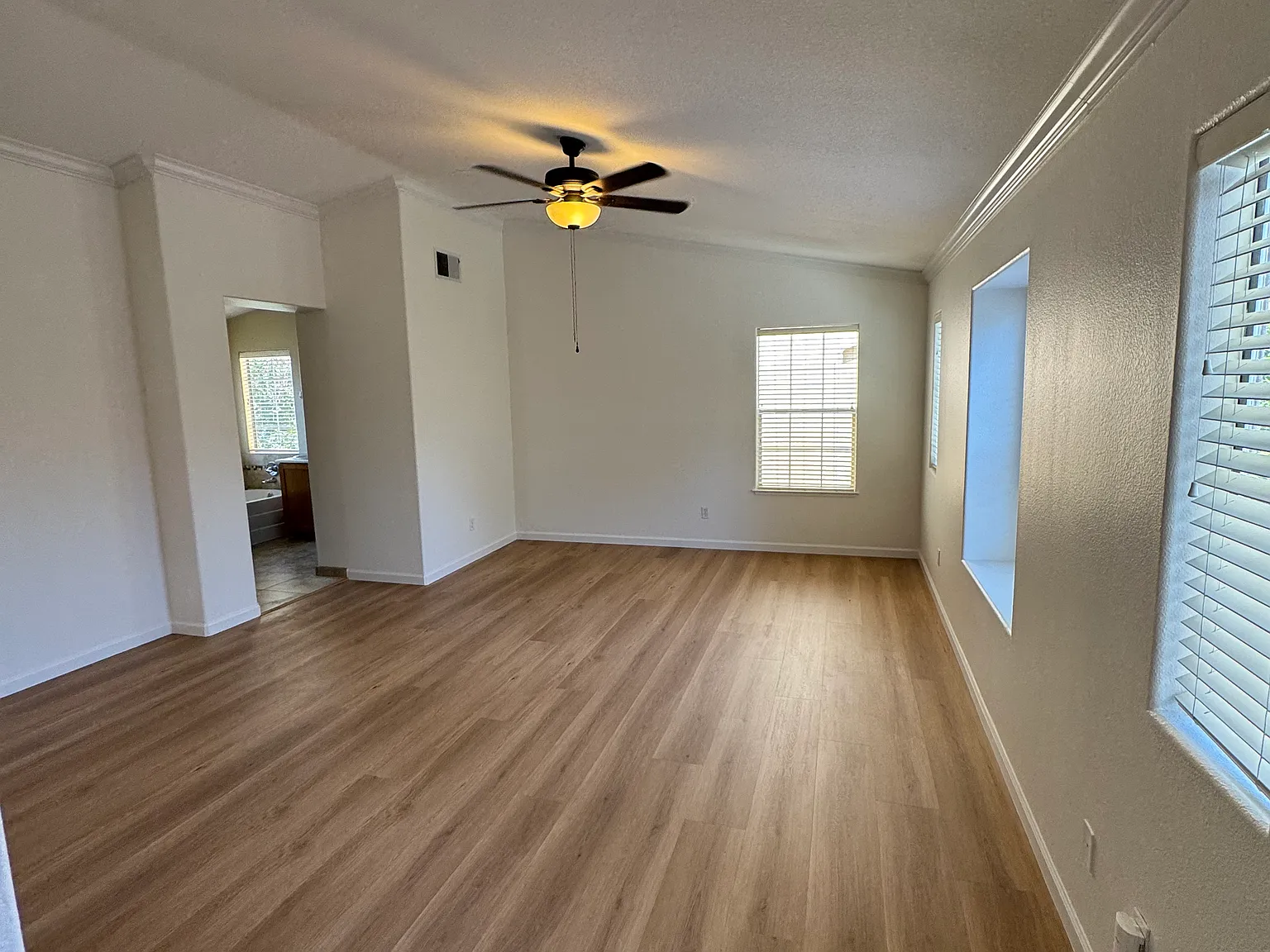 3 bed, 2.5 bath, 1889 sqft, $4,950 — Photo 4