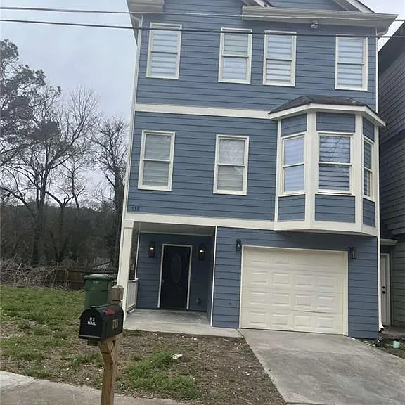 738 Prince Pl NW — Photo 1