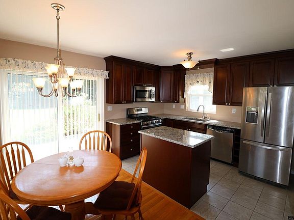 4th image of 243 Meadowlark Dr