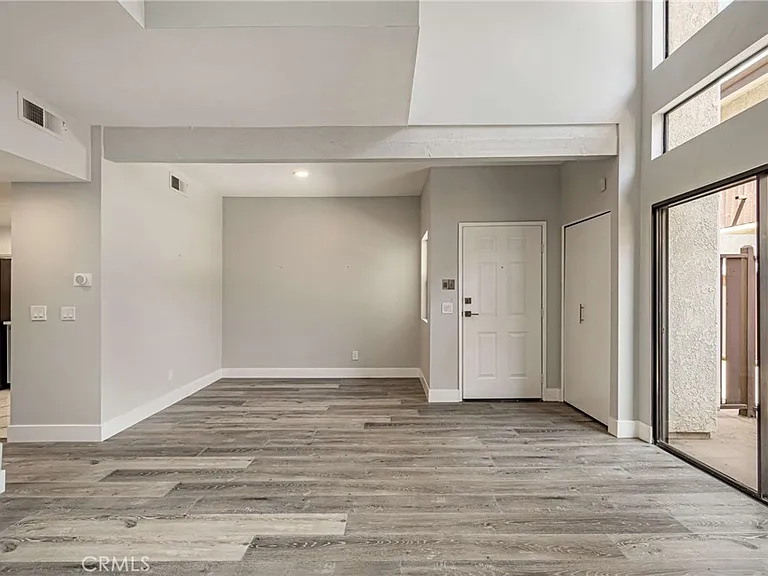 6323 Reseda Blvd #2 — Photo 3
