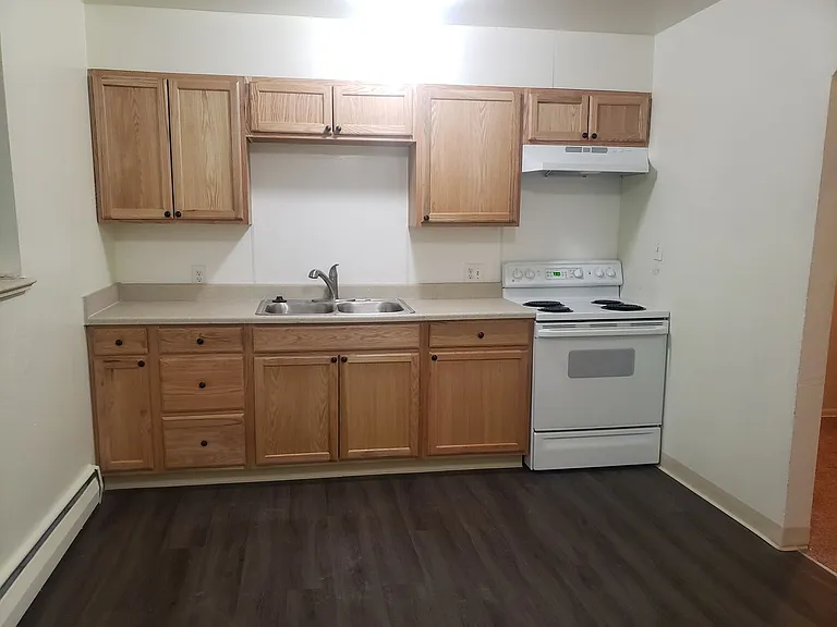 Spacious unit in Lakewood featuring abundant natural light and a central courtyard — Photo 6