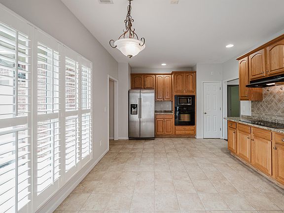 5th image of 609 N Lake Cir