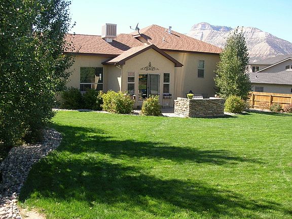 Spacious Yard for Outdoor Fun