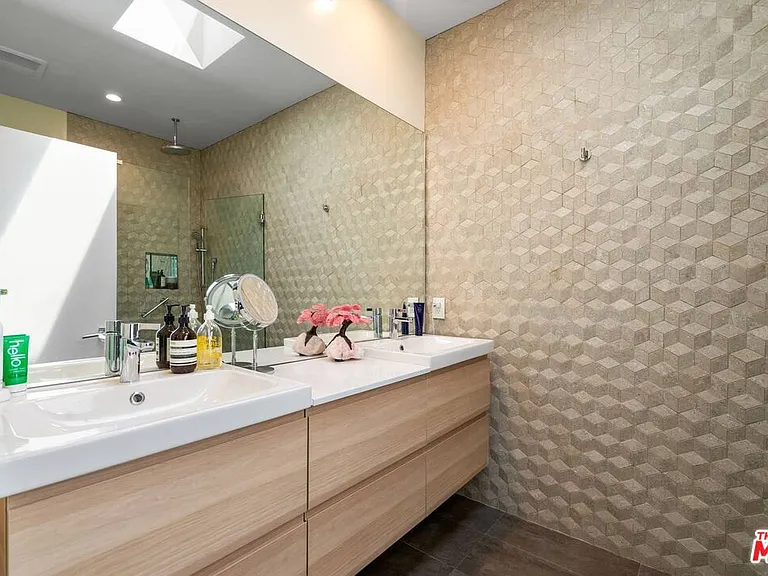 939 N Beverly Glen Blvd — Photo 10
