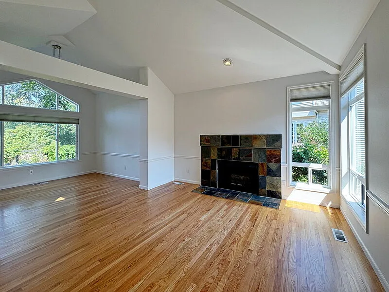 4 bed, 2.5 bath, 2392 sqft, $4,500 — Photo 4